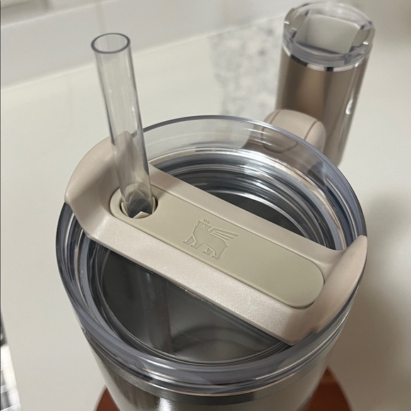 Stanley x elf Gold Quencher Tumbler 30 oz with lip oil holder - Picture 8 of 8